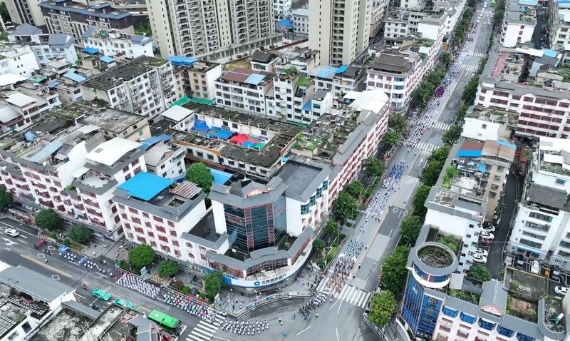 三都举办2024年职业教育活动周踩街巡游