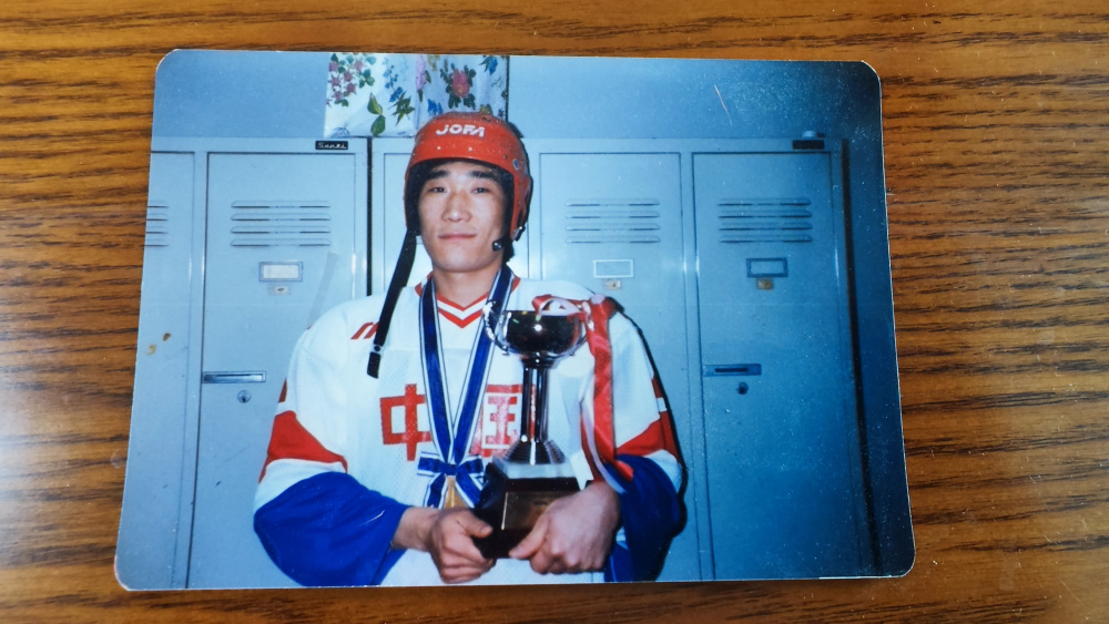 亚冬会两届男子冰球冠军之师队员王辉: 曾在最后十分钟逆转夺冠 现在