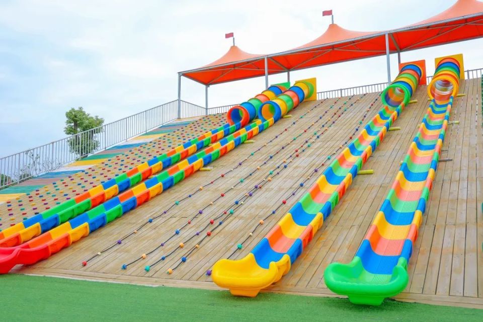 欣赏完水天一色的美景,最后就来童梦乐园里一望无际的草地上寻找童真