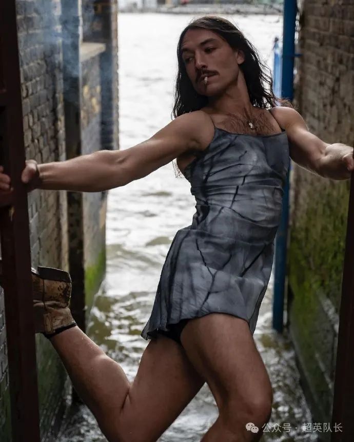 闪电侠埃兹拉·米勒最新照片,连衣裙高跟鞋长发叼着烟_腾讯新闻