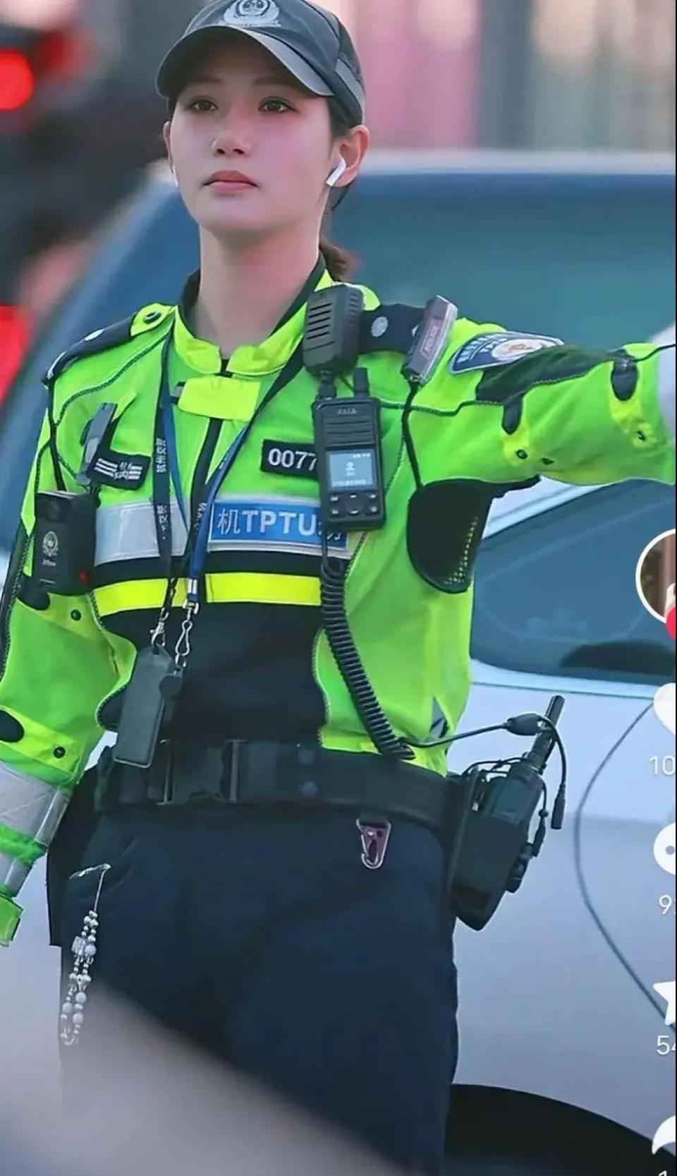 杭州"又美又飒"女交警火了!本人回应:这就是我们的日常工作_腾讯新闻