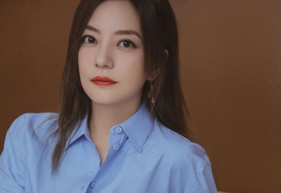 赵薇!突发!又有股权冻结._腾讯新闻