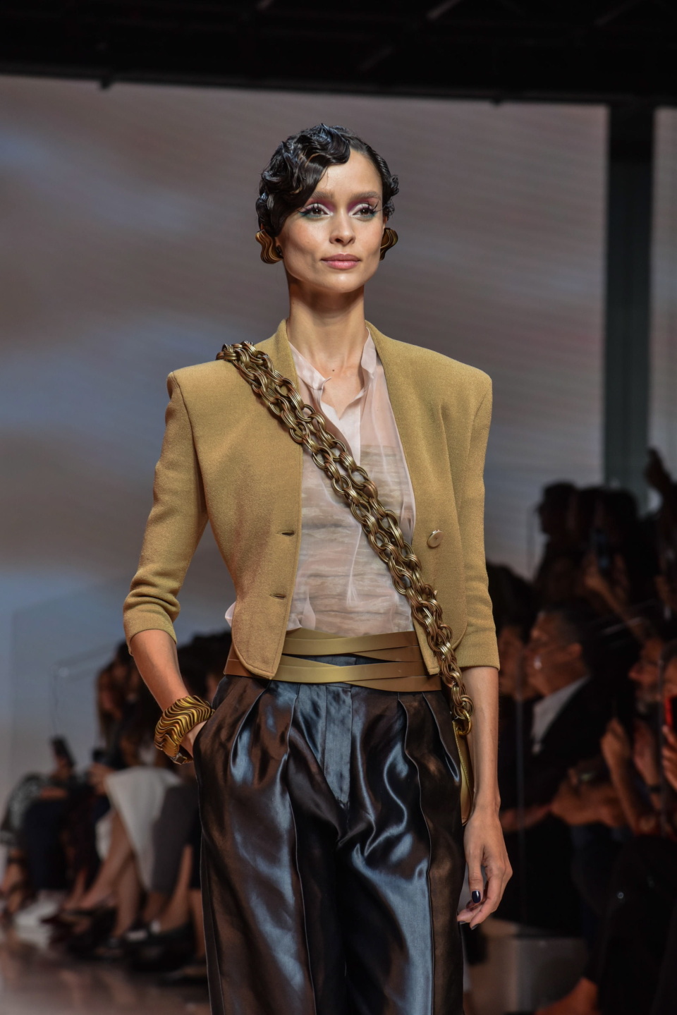9月24日,模特在意大利米兰时装周上展示乔治·阿玛尼品牌的2024春夏