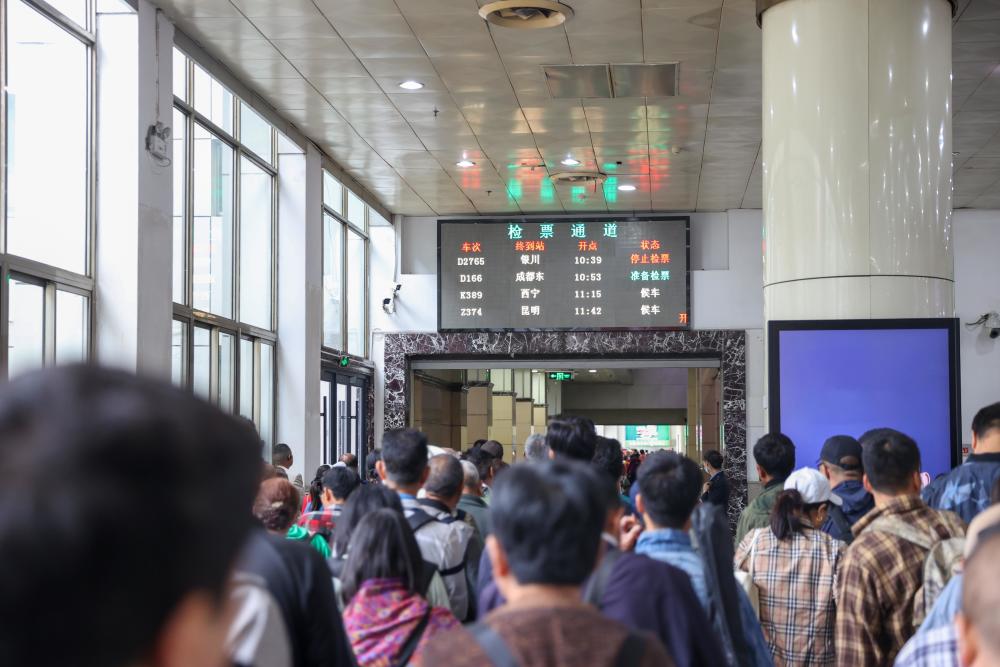 在兰州,银川,天水等客流集中的车站增开售票窗口和安检进站通道,为有