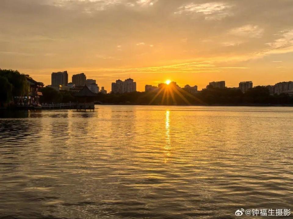 初秋的大明湖畔 夕阳如诗