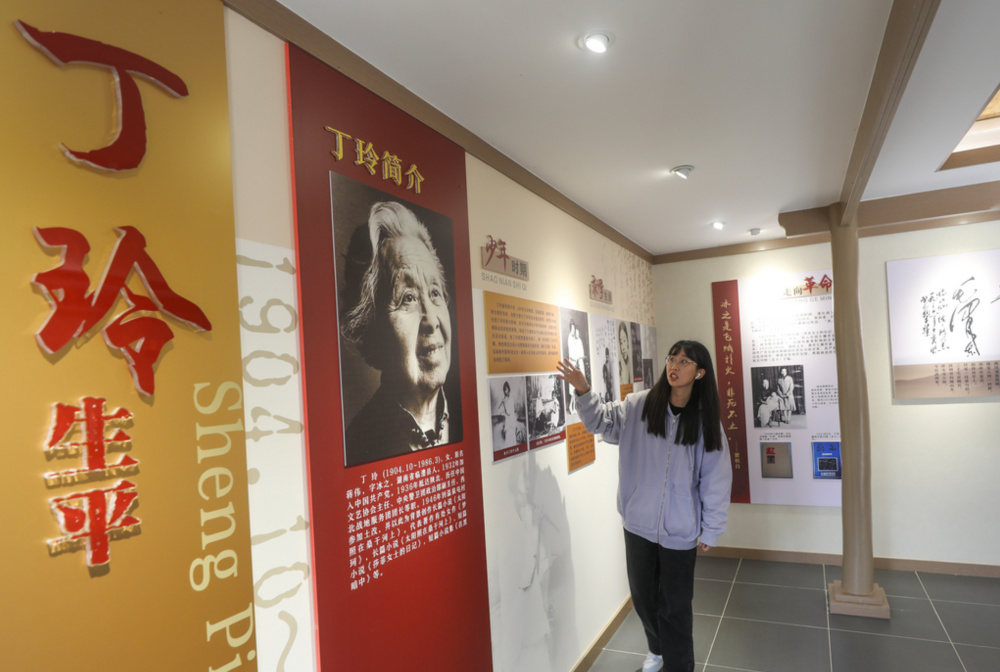 寒露已过,天气渐凉,而涿鹿县温泉屯乡的游人依旧络绎不绝.