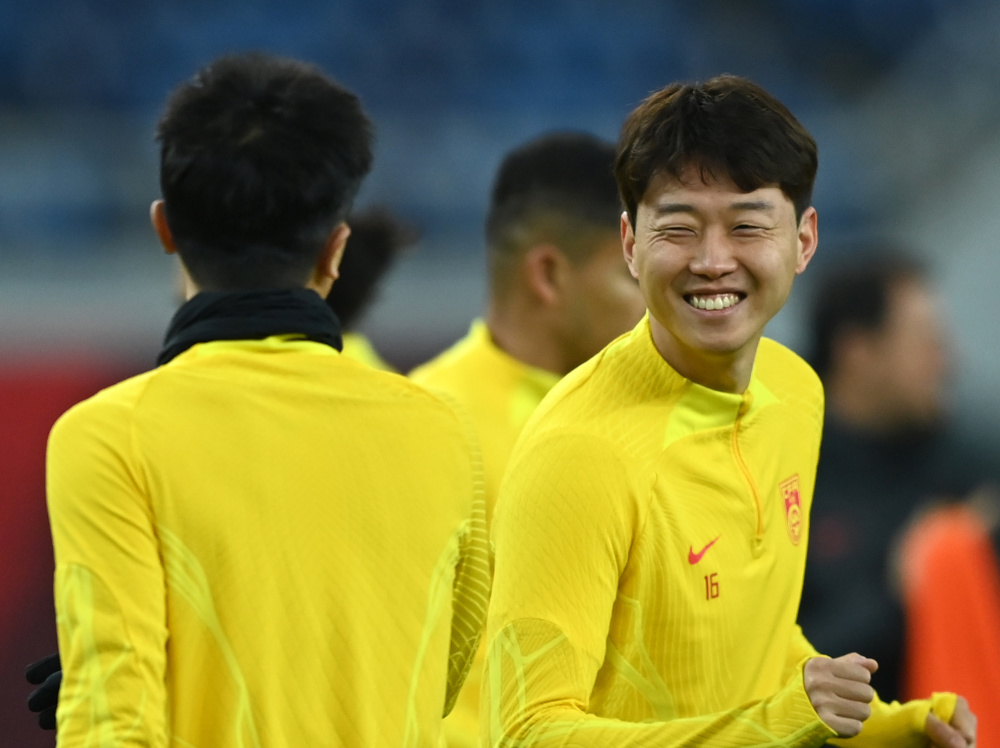 足球世预赛中国队进行赛前训练