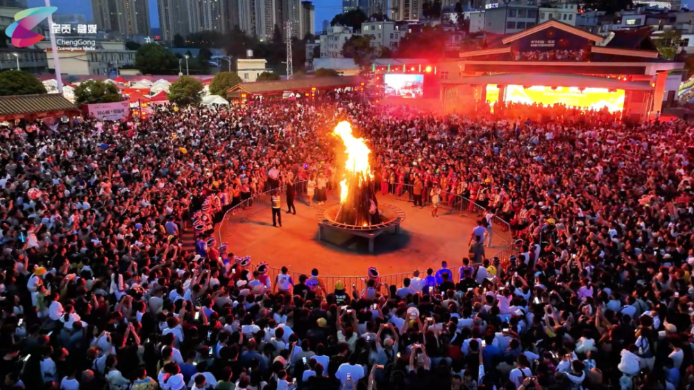 "共同体·火把燃"筑梦点火仪式启动篝火晚会,万人打跳共庆团结之夜