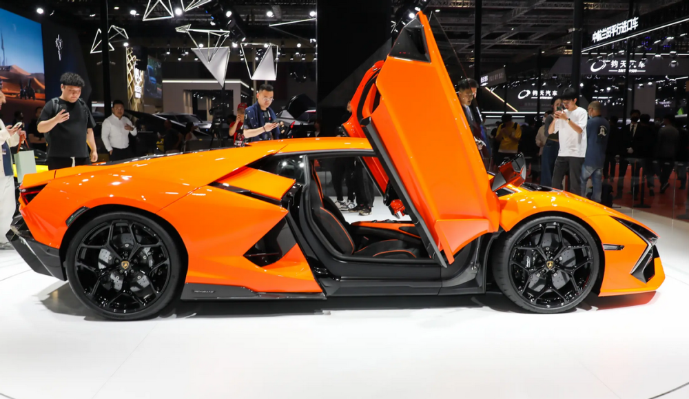 10活塞碳陶卡钳无框剪刀门兰博基尼revuelto等于插混版大牛