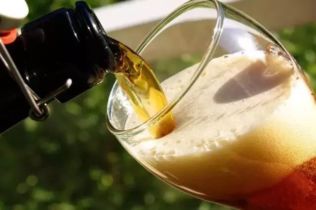 夏天千万不要这样喝啤酒.