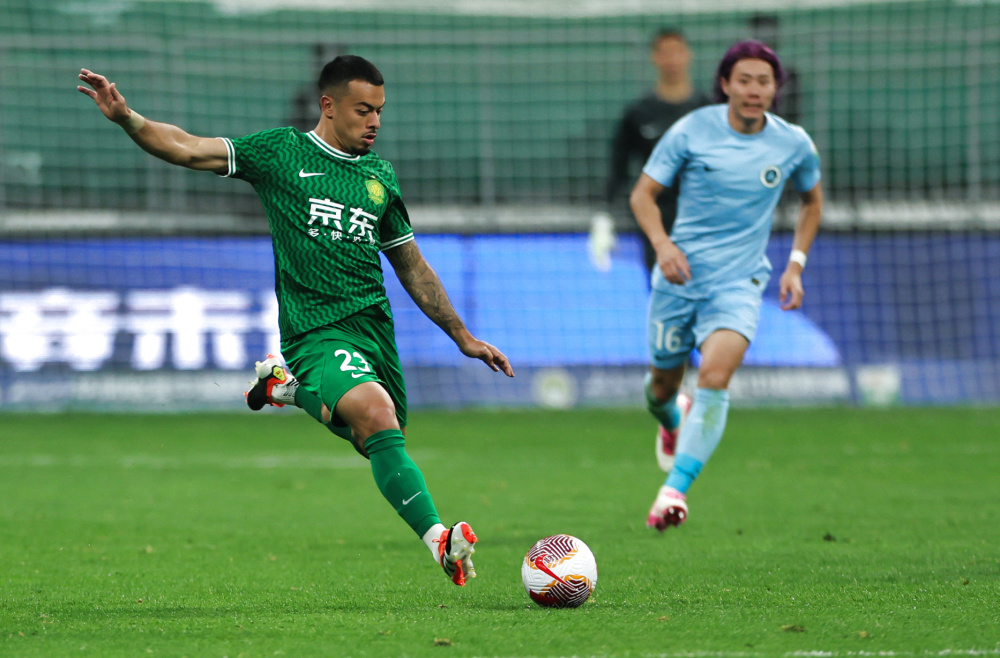 新华社记者 王楷焱 摄4月9日,深圳新鹏城队球员于睿(中)在禁区内手