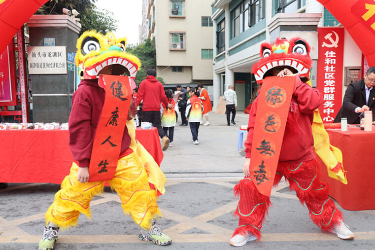 在激越的鑼鼓聲中,陳厝合小學武術隊兩名小隊員舞起了