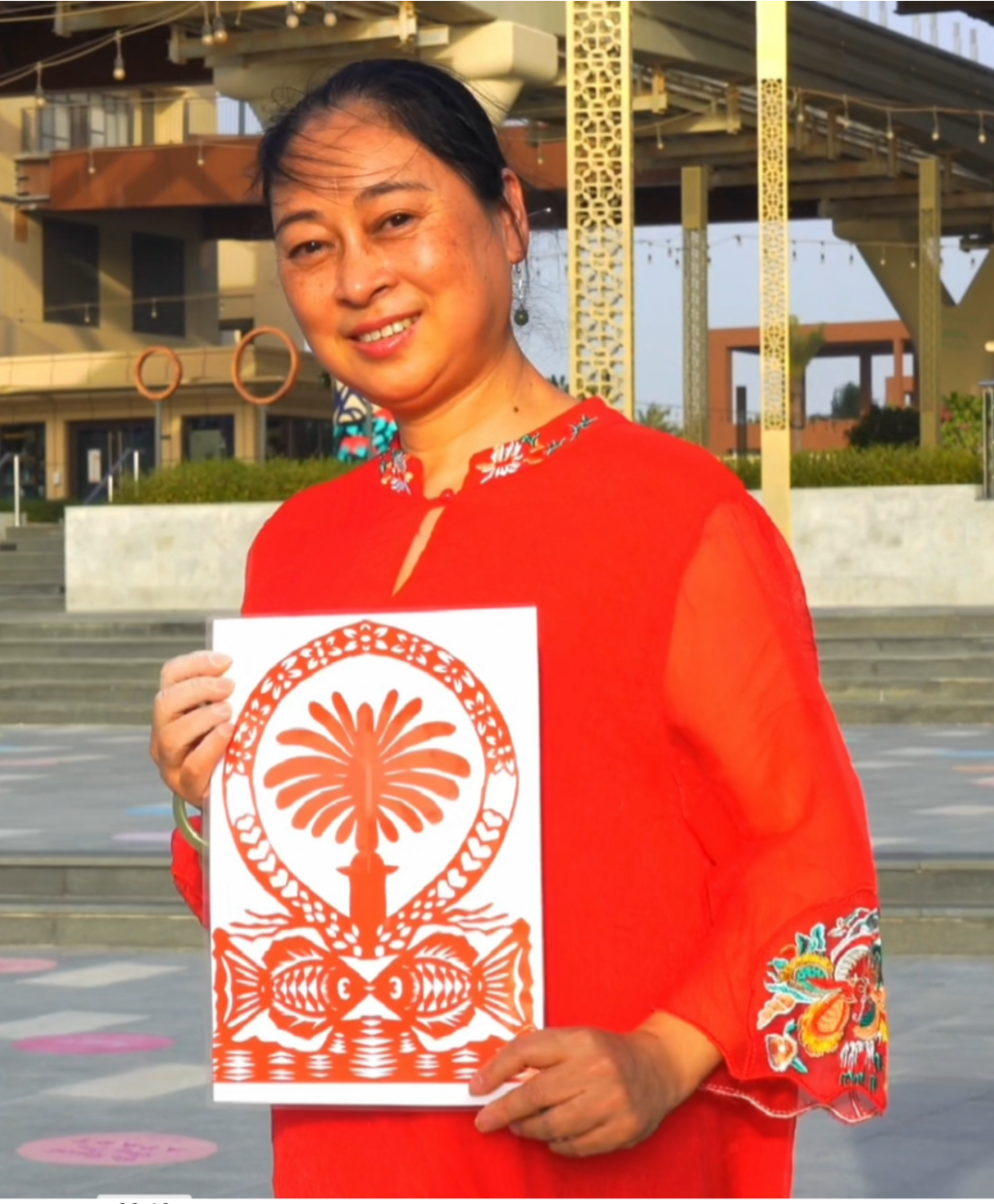 迪拜世界艺术博览会上,中国非遗剪纸艺术家金丽的作品引发广泛好评