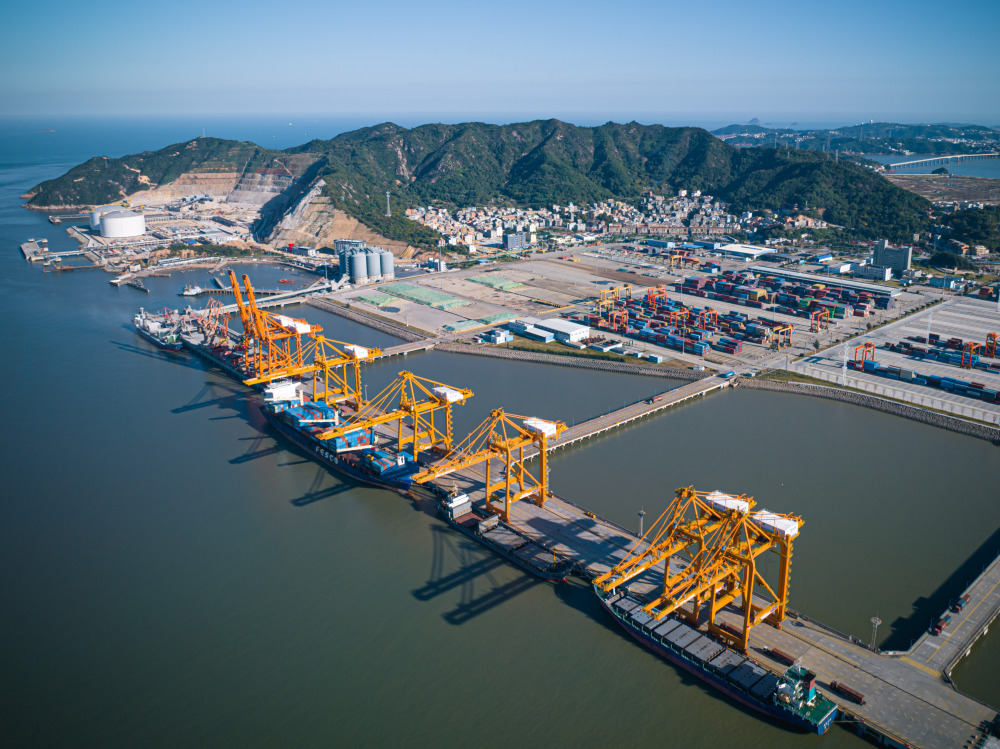 新华社记者 江汉 摄11月22日,货轮停靠在温州港状元岙集装箱码头卸载