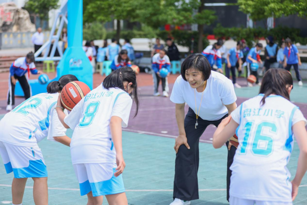 活动当天,前篮球国手李昕和马健作为"代班体育老师"为盘江小学的同学