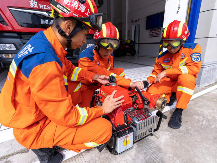 蓝朋友汛期来临虹口消防24小时值守备勤