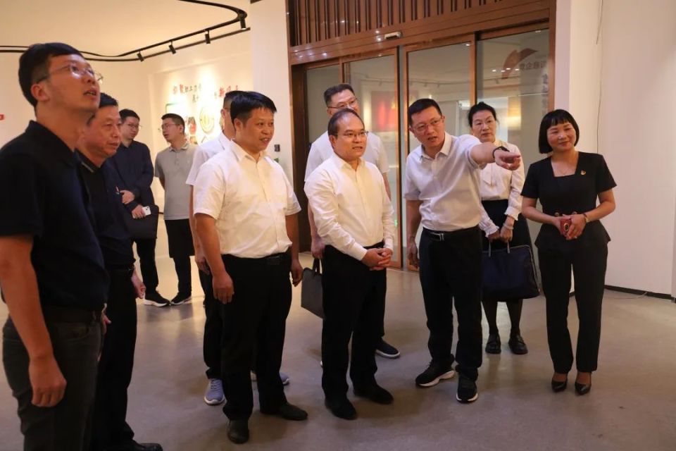 当天,吴镇江一行还到海峡两岸文化交流基地清水岩,专精