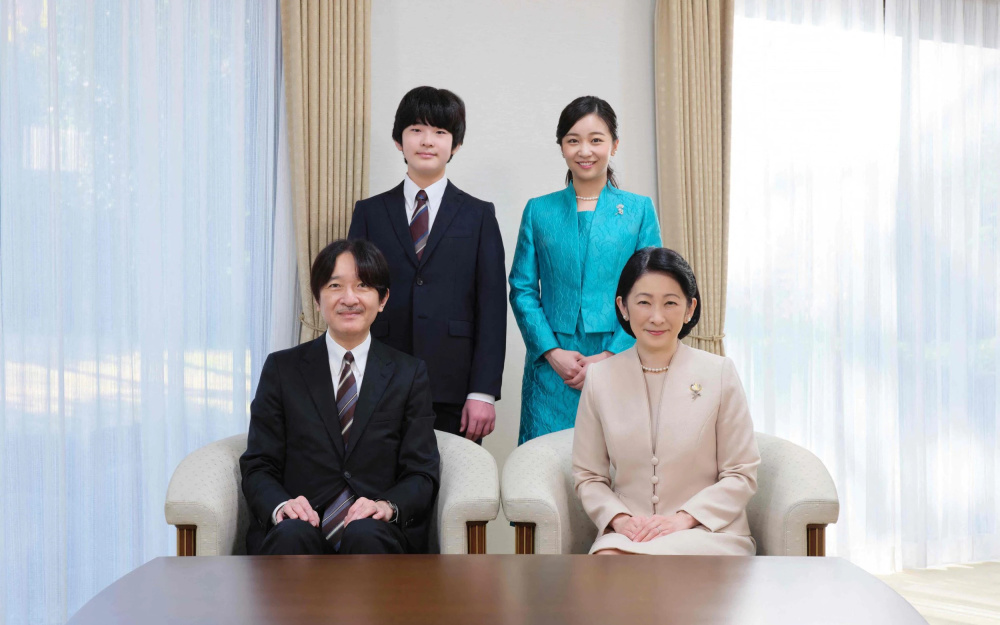 悠仁亲王迎来17岁，“冷漠男孩”或将被送入名校，在日本引发争议_腾讯新闻