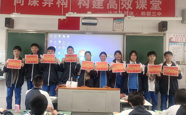郫都三中成功举办"小手拉大手·共建美好家园"劳动公益活动
