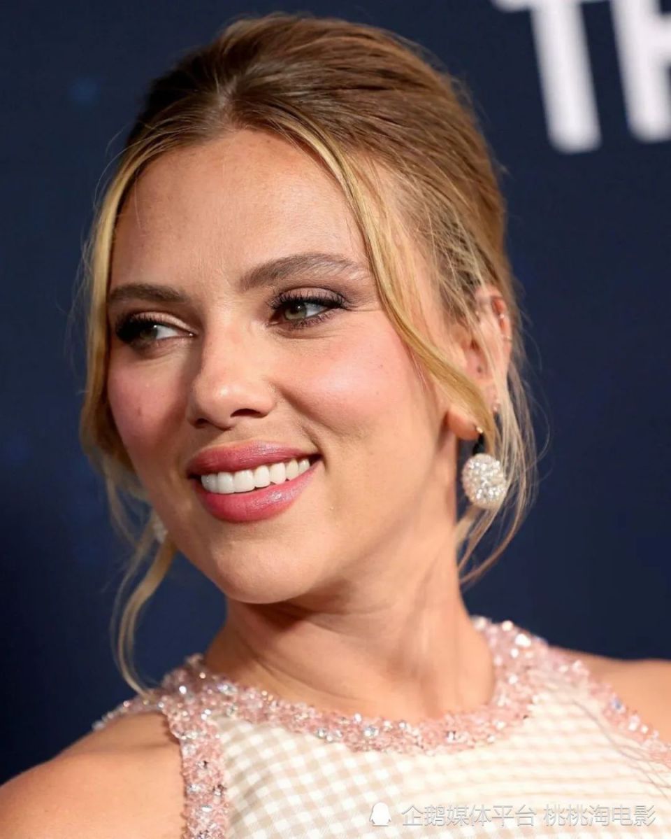 斯嘉丽·约翰逊出席《登月大计划》首映礼,新片不断神采奕奕