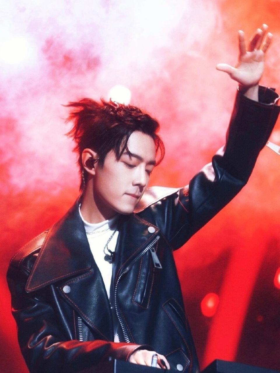 "皮衣战"回归,肖战皮衣造型你最pick哪个?_腾讯新闻