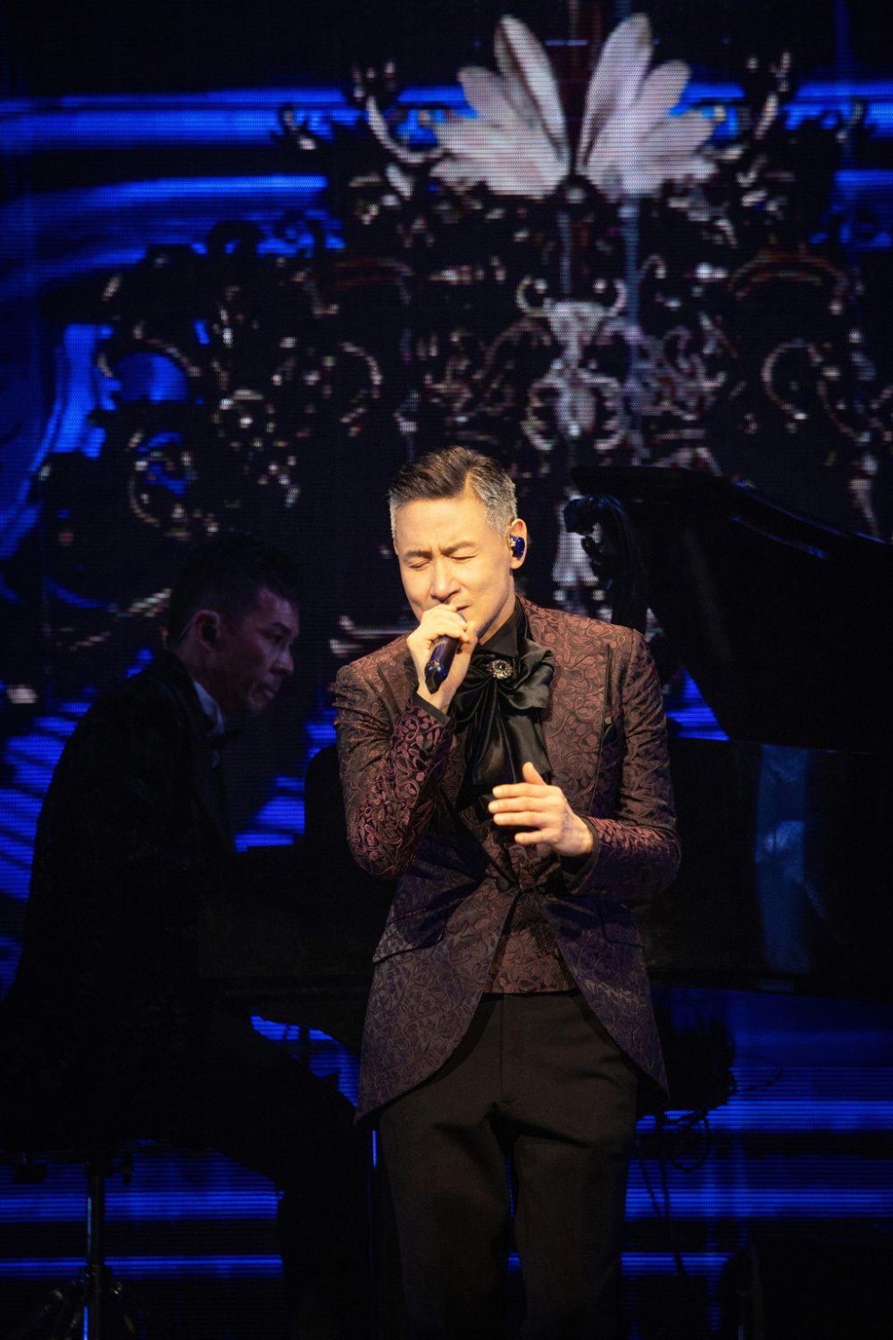 华语乐坛质量的硬指标张学友60巡回演唱会澳门首场震撼开唱唱跳状态绝