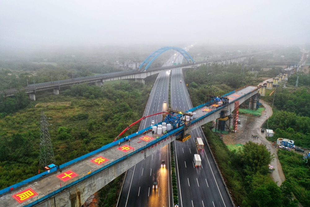 广湛铁路首座跨高速连续梁合龙