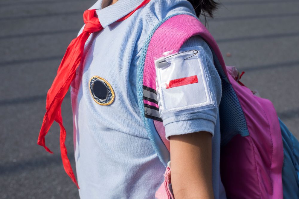 有后续了那个生活在垃圾堆里的女孩开始上学了