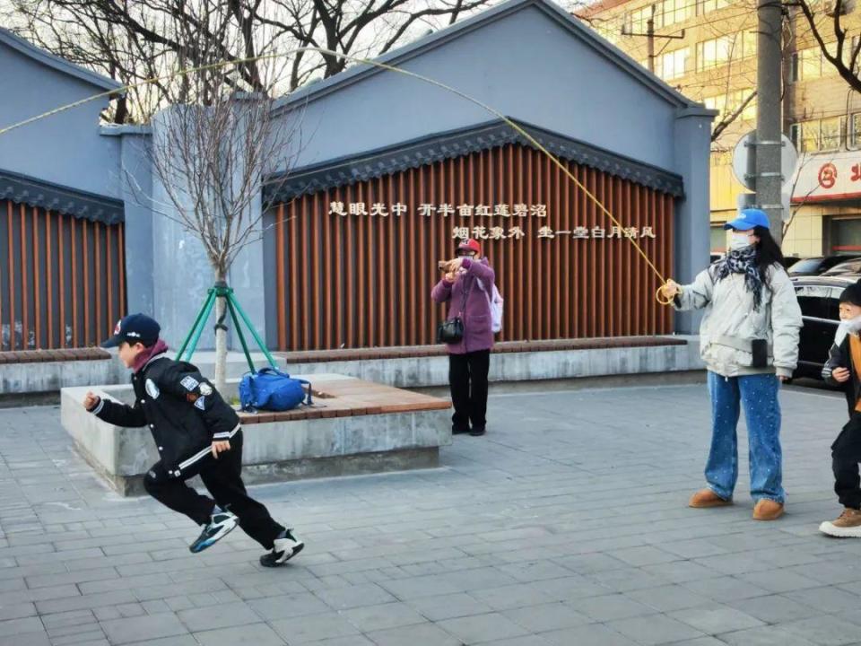 超暖心！北京这些中小学设置家长等候区，勾勒儿童友好城市空间_腾讯新闻