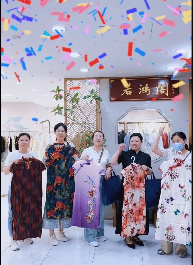 高考临近考生家长为求好兆头买旗袍送考 郑州一服装店免费送出100多件