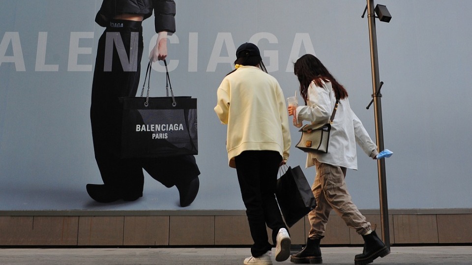 优衣库挪出"c位",奢侈品入驻,三里屯太古里盯上京圈贵妇_腾讯新闻