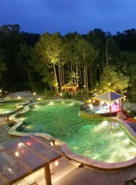 位于长白山原山门 200 米处,长白山蓝景国际生态交流中心长白山蓝景