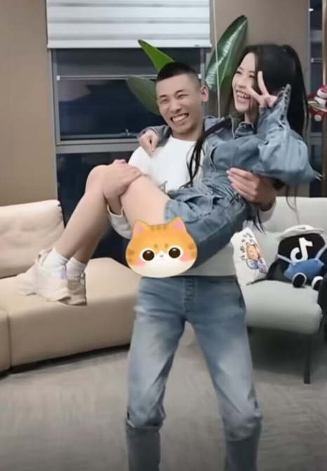 dnf:旭旭宝宝抱女主播拍视频,被嫂子拉黑,自爆她曾在游戏里离婚