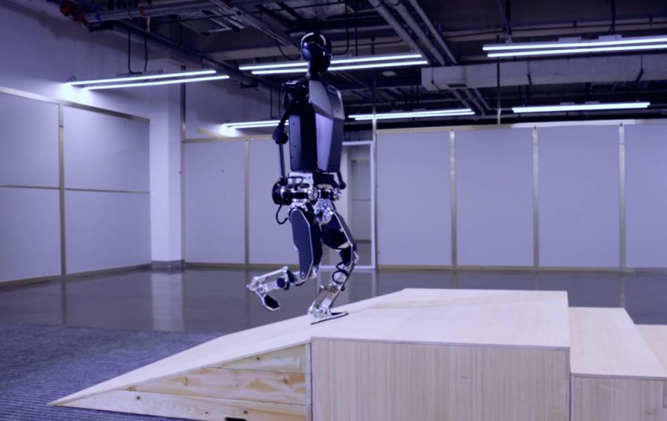 全球首例纯电驱全尺寸人形机器人,可拟人奔跑!