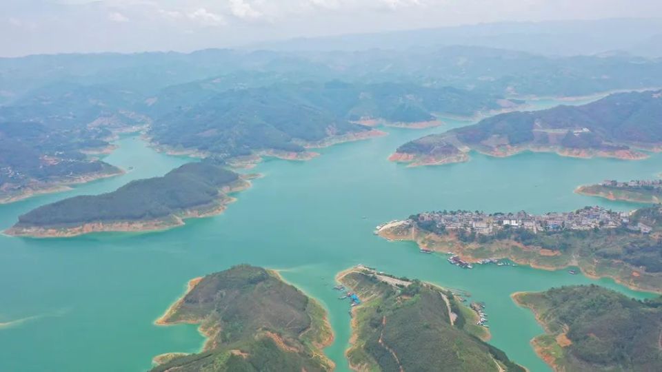 贵州兴义:山清水秀万峰湖