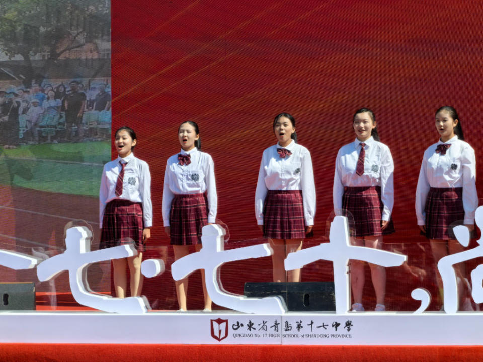 青岛十七中迎来70岁生日