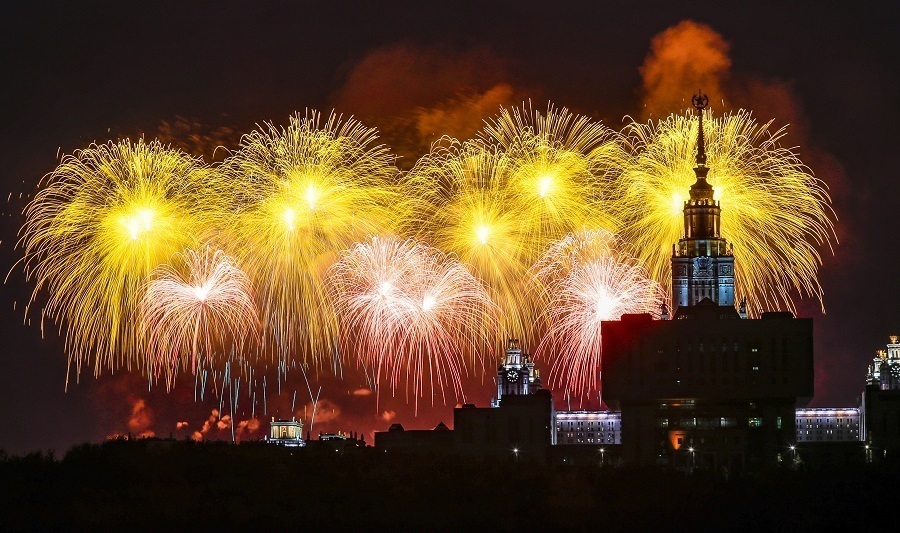 俄罗斯多地燃放烟花庆祝卫国战争胜利78周年
