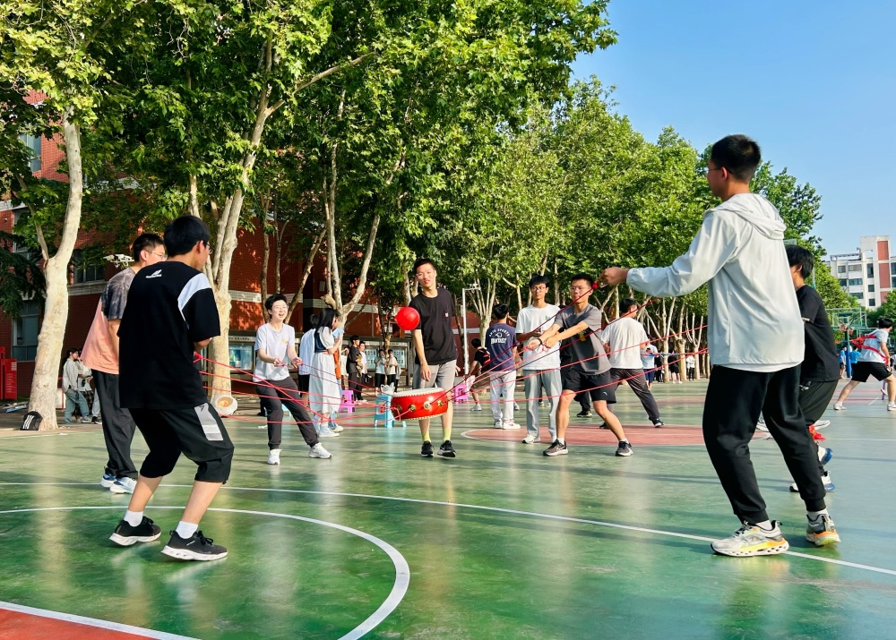 "作为学校心理辅导室,"心晴社"的负责人,李一凡和心理教师周佩雯,夏