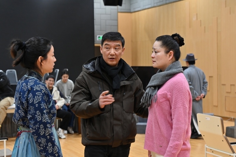 执行导演居峰和阿庆嫂扮演者程臻给洪豆豆说戏"拿到阿庆嫂这个角色,我