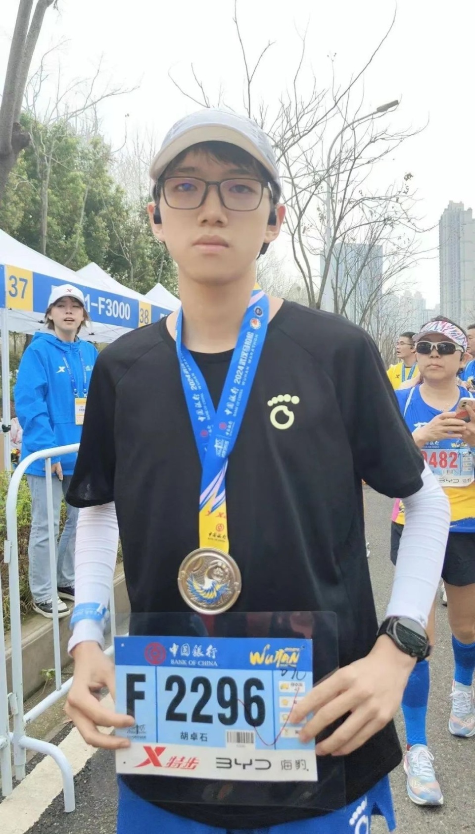 武汉马拉松13公里健康跑女子冠军半程跑最小年龄阶段参赛者都是武昌伢