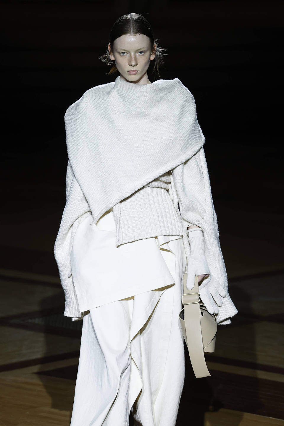 模特在法国巴黎时装周上展示三宅一生品牌的2024/25秋冬新款服装