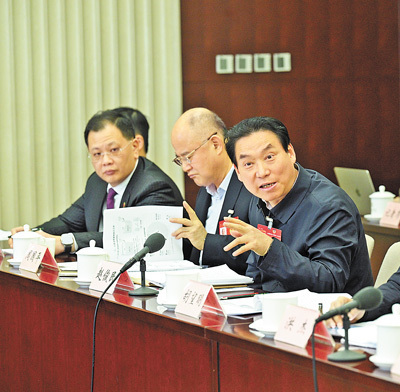 本报记者  陈  斌摄3月9日,甘肃代表团小组会议上,代表在发言.