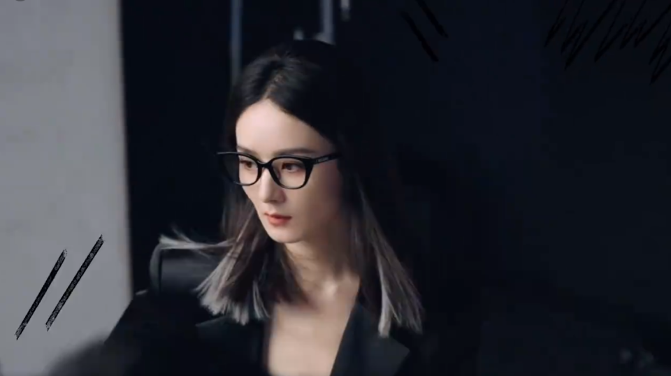 赵丽颖黑色西装又美又飒,白发造型超惊艳,表情冷酷御姐范十足