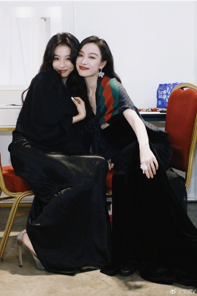 倪妮和小6岁周雨彤红毯撞衫引争议事后本人晒贴脸合照称有默契获对方