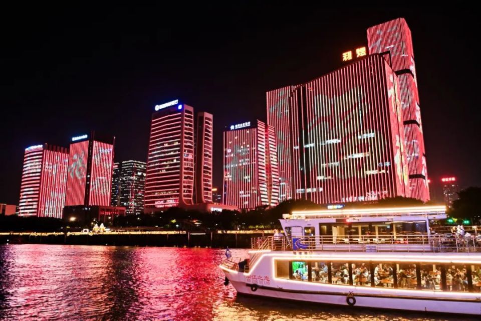 灯光秀落幕,画面定格在寓意着幸福的"福"字上,选手们尽情拍照,把福带