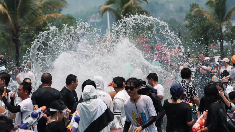 泼水的照片唯美图片