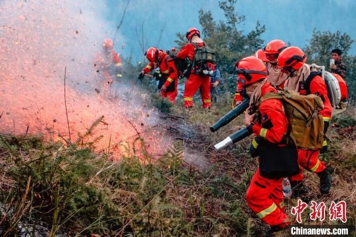广西清明祭扫高峰将至森林消防筑牢假期防火墙
