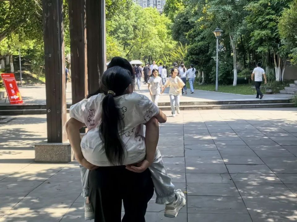 妈妈背着40斤女儿赴考场,17年守护照亮求学路