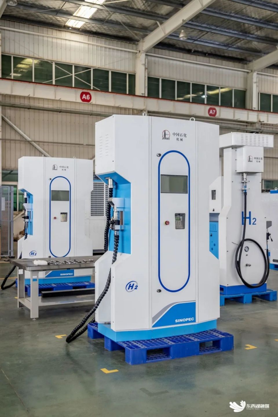 记者看到,园区内氢气压缩机,顺序控制盘,加氢机,卸气柱,充装柱,站控
