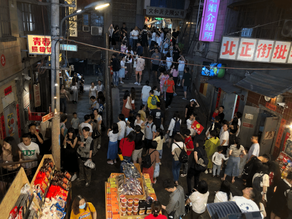 端午假期长沙游客雨中排队网红餐厅等位近千桌多数游客只打卡